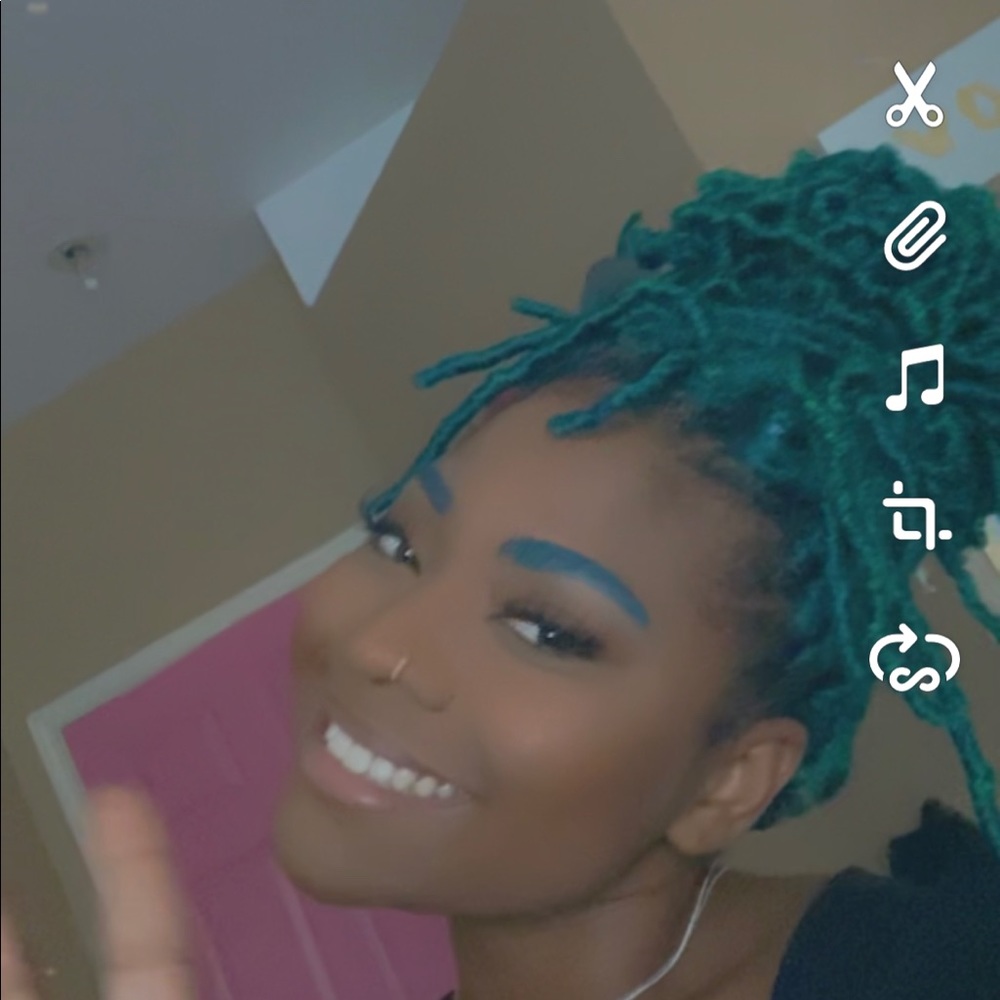 Meet your Posher, Dominique